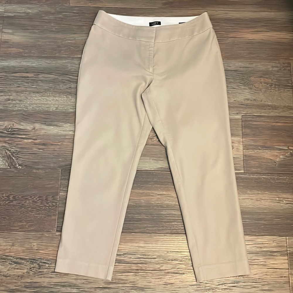 Tan women’s Loft Julie Straight 6P cropped pants.